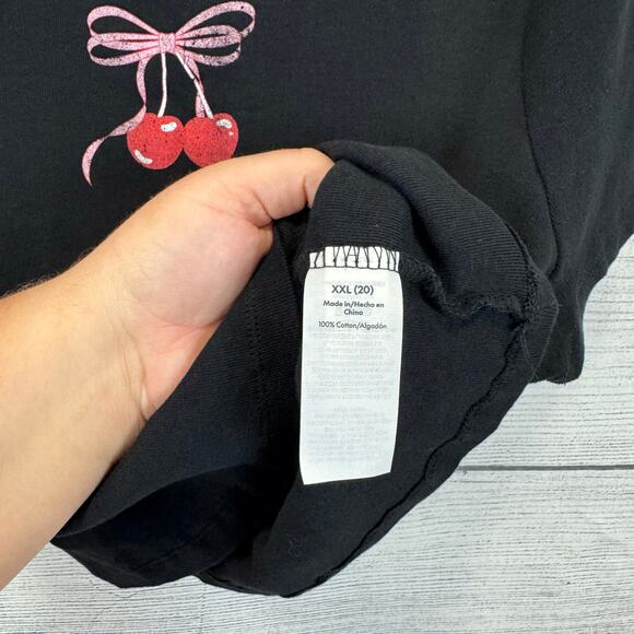 No Boundaries Women's Black Cherry Bow Graphic Short Sleeve Crop Tee Size XXL - Picture 4 of 5